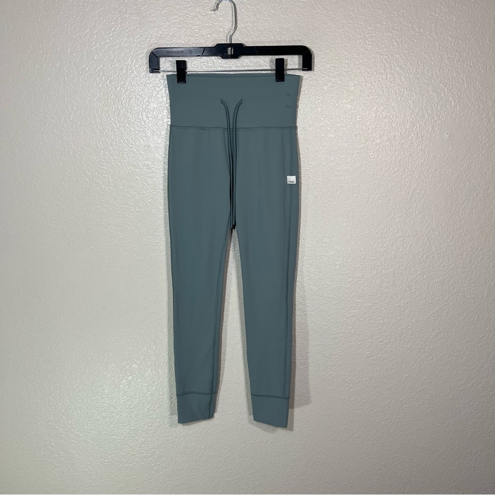 Vuori High-Rise Waistband Leggings in Slate Blue